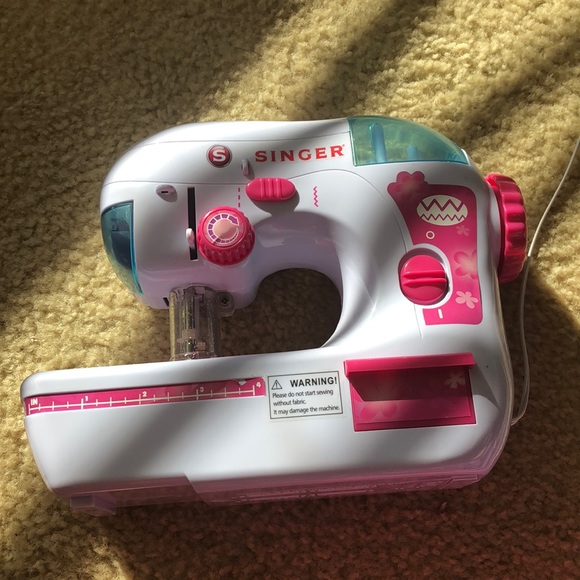 Singer Sewing Machine - Picture 1 of 1